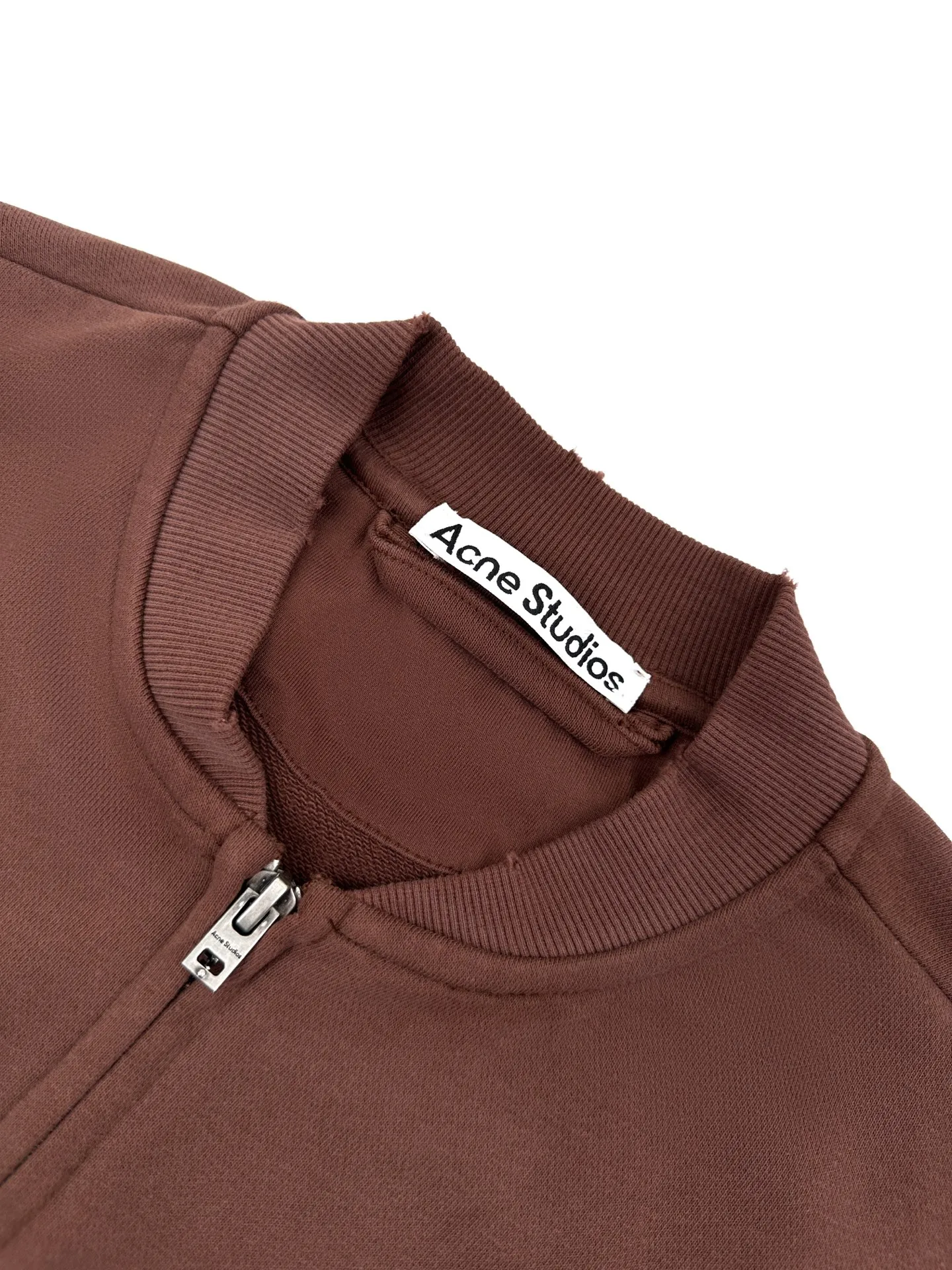 Acne Studios spray-painted distressed logo baseball collar jacket, custom-ordered soft velvet fleece, crisp and smooth, skin-friendly and soft, chocolate brown like rich velvet, matte matte flow, warm and luxurious, showing high-end restrained texture. The Classic baseball collar zipper jacket has a neat and elegant silhouette. The dropped shoulder cut is stretchy and casual. The densely woven rib gathers show the craftsmanship details. Acne Studios logo printing on the chest. Engraving the brand heritage with Retro sports aesthetics. Unobtrusive yet recognizable, it combines the Nordic minimalist style with the Retro sports style. It is low-key and elegant, with its own aura. Process 1: Using glue printing technology. The chest printing has been modified three times with the film screen. Use glue liquid paint to print the pattern on the fabric. Bake the fabric to fix the printed pattern. Technique 2: Gradient distressed spray-on process. By spraying dyes of different colors on the surface of the fabric, the clothes can show rich color changes under different lights and increase the visual layering. Process 3: Many parts of the body of the garment are worn by pure manual regular positioning and manual brushing. Texture and depth are added to the surface of the clothing to imitate the texture of natural wear. Process 4: The fabrics are fermented and washed for a better hand feel. Not easy to deform, not easy to shrink, not easy to fade, and maintain long-term beauty. Accessories: Customized 1:1 Acne zipper Customized 1:1 Acne trademark Version: Loose version Size: S M L XL Style number: CC